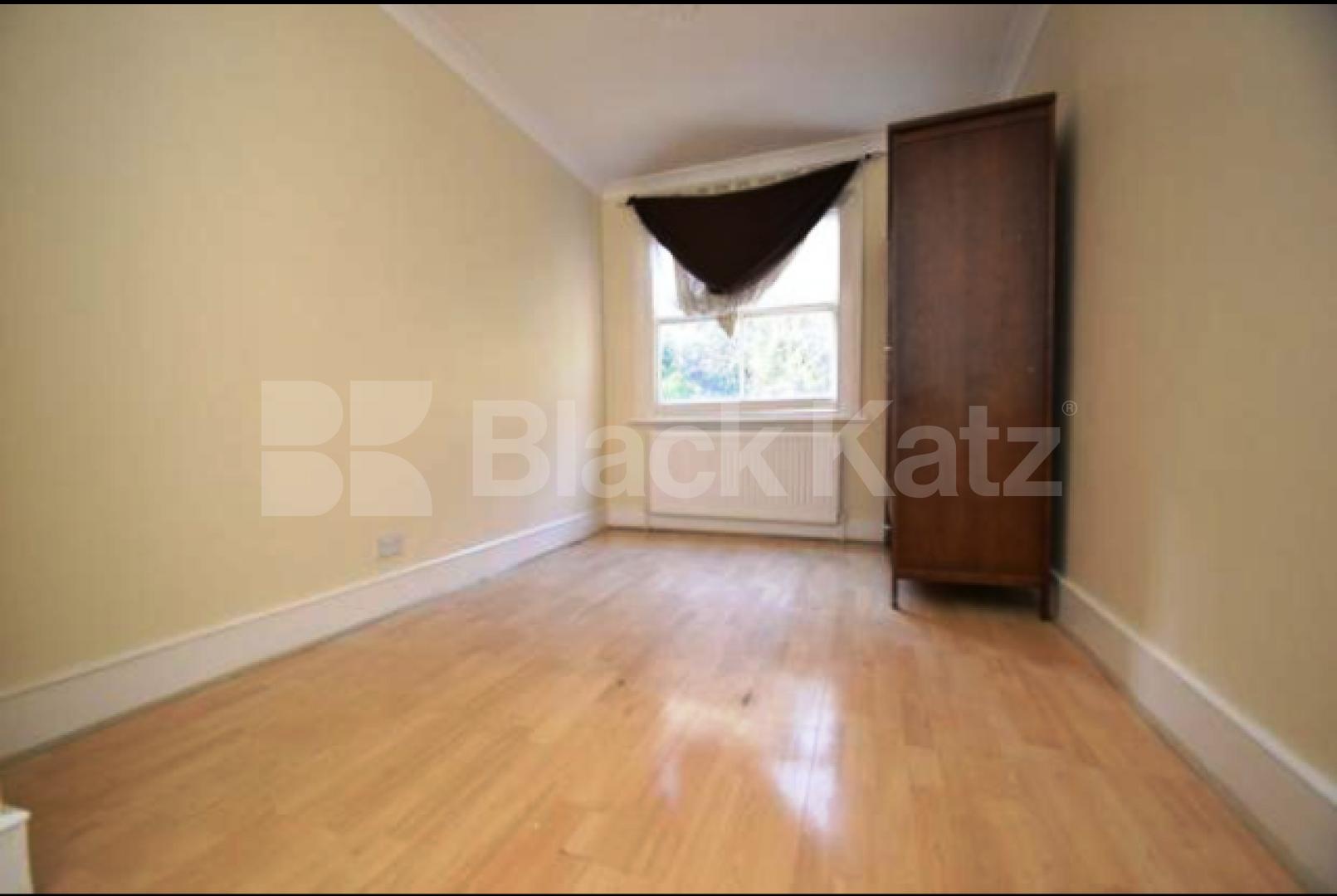 			GOOD FOR 3 SHARERS!, 2 Bedroom, 1 bath, 1 reception Flat			 Holloway Road, HOLLOWAY/ARCHWAY 